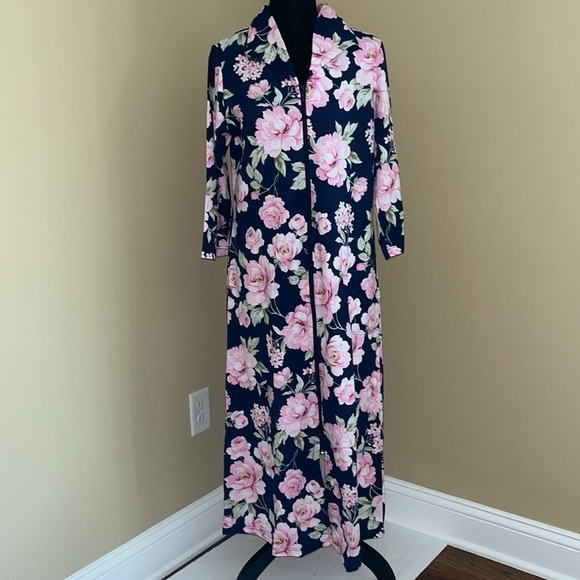 🆕Miss Elaine Essentials Knit Long Front Zip Robe Navy/Pink Roses Size S - Picture 6 of 11